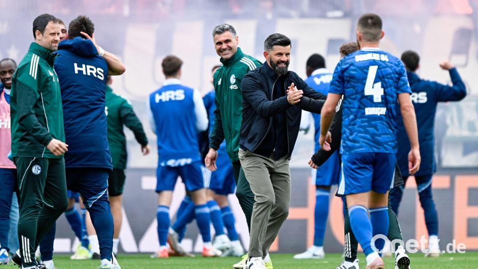 Schalker Freude: Trainer Miron Muslic (m) jubelt mit seine Spielern über den Sieg. Bild: Uwe Anspach/dpa