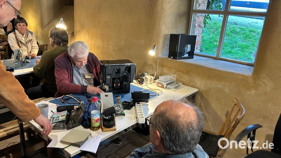 Für jedes Problem gibt es im Reparaturcafé „Alte Glasschleif“ eine Lösung. Der Service war kostenlos, viele gaben gerne eine Spende. Bild: Peter Gmeiner