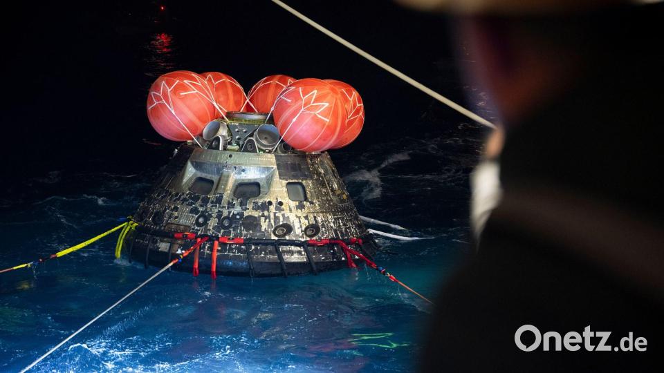 Die Orion-Raumkapsel wird vor der Küste Kaliforniens geborgen. Bild: NASA/Joel Kowsky/(NASA/Joel Kowsky)/AP/dpa