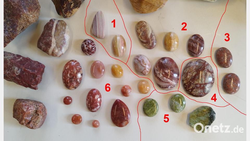 Eine Auswahl an geschliffenen Mineralien aus unserer Region. 1. Lagenjaspis, 2. Achate aus dem Naabtal, 3. Roter Granit, 4. Achat-Brekzie, 5. Verdit aus Windischeschenbach geschliffen und in Rohform, 6. Verschiedene Varietäten von Karneolen aus dem Naabtal mit den entsprechenden Rohlingen daneben Bild: Monika Ziegeler