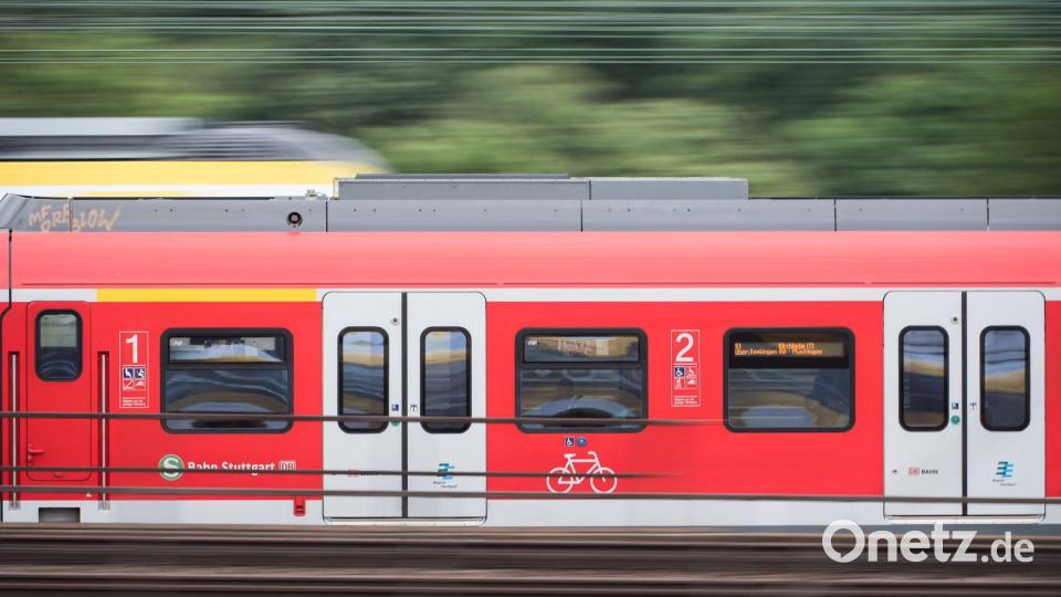 Eine S-Bahn ist in Nordrhein-Westfalen in eine herabhängende Oberleitung gefahren. (Symboldbild) Bild: Sebastian Gollnow/dpa
