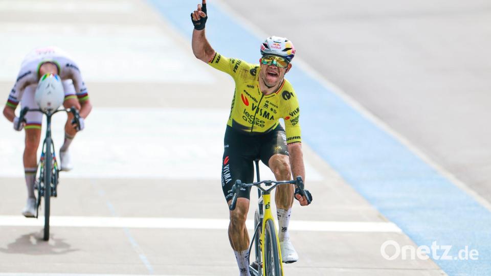 Wout van Aert jubelt, Tadej Pogacar (l) ist geschlagen. Bild: Jean-Francois Badias/AP/dpa