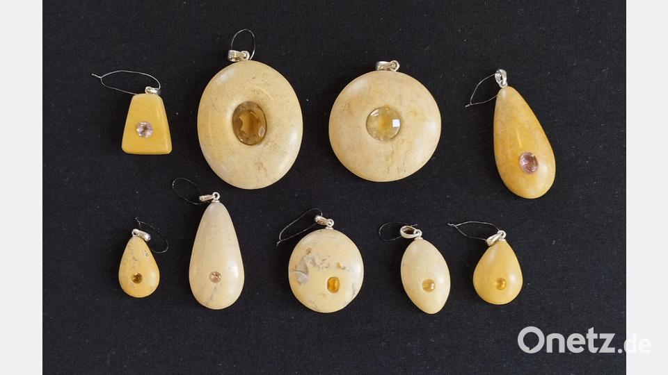 Verschiedene Dolomitsteine mit eingefassten Citrinen und Amethysten. Die Dolomitsteine stammen von Äckern aus dem Raum Ammerthal/Götzendorf. Bild: Monika Ziegeler