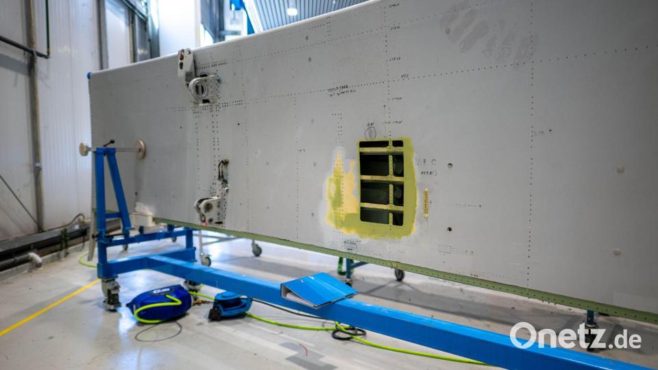 Nach einem zerplatzten Reifen ist eine Landeklappe schwer beschädigt. Bild: Sina Schuldt/dpa