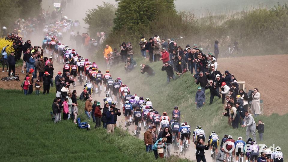 Paris-Roubaix sorgt immer wieder für Spektakel. Bild: Anne-Christine Poujoulat/AFP/dpa