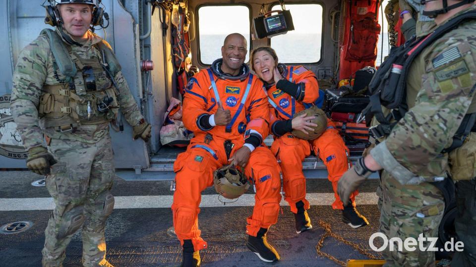 Die Astronauten Victor Glover und Christina Koch sitzen auf einem Hubschrauber der Navy auf dem Flugdeck des Schiffs USS John P. Murtha, nachdem sie aus ihrem „Orion“-Raumschiff geholt wurden. Bild: Bill Ingalls/NASA/AP/dpa