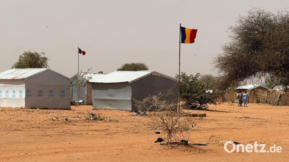 Die tschadische Fahne weht am Eingang des Flüchtlingslagers Aboutengé. Bild: Eva Krafczyk/dpa