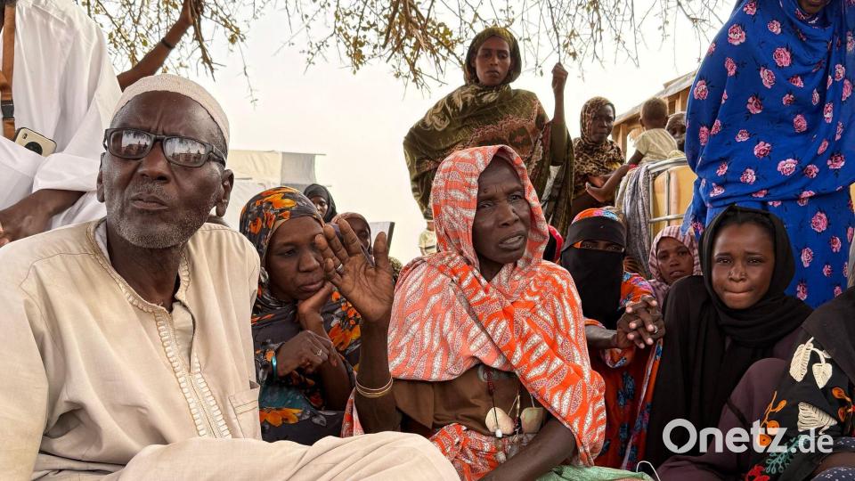 Auf dem Gelände des Roten Kreuzes warten Flüchtlinge aus Darfur in der tschadischen Grenzstadt Adré auf die Weiterfahrt in ein Flüchtlingslager. Bild: Eva Krafczyk/dpa
