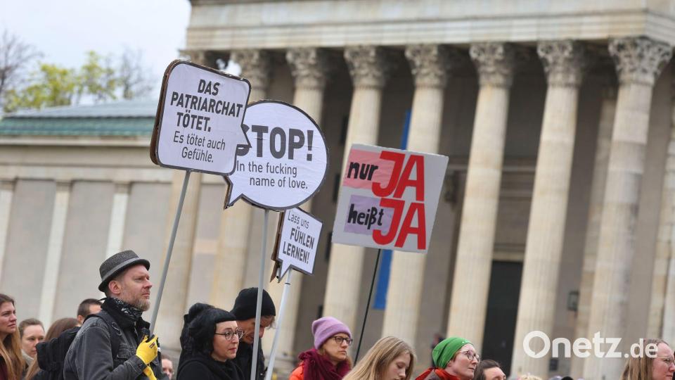Demonstranten protestieren gegen sexualisierte Gewalt. Bild: Karl-Josef Hildenbrand/dpa
