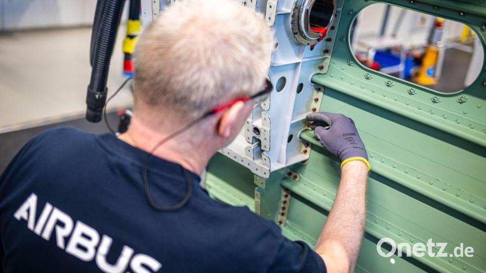 In der Werkstatt wird geschraubt, geschliffen und lackiert. Bild: Sina Schuldt/dpa