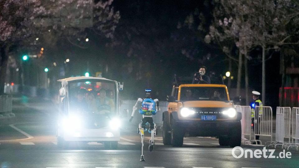 Ein humanoider Roboter bei einem Testlauf für den Beijing E-Town Humanoid Robot Half Marathon 2026 i Peking. Bild: Ju Huanzong/XinHua/dpa