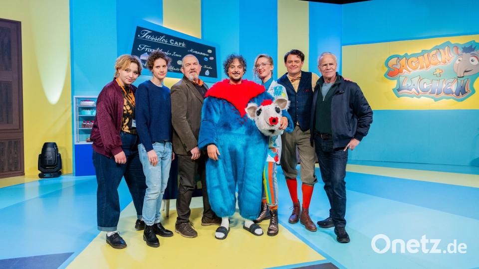 Schnell zeigt sich, dass es im Team der Sendung knirscht, sobald die Kamera aus ist. Bild: Rolf Vennenbernd/dpa