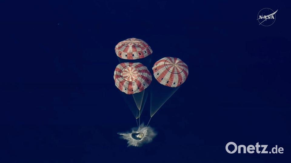 Die „Orion“-Kapsel taucht in den Pazifischen Ozean ein. Bild: NASA/AP/dpa