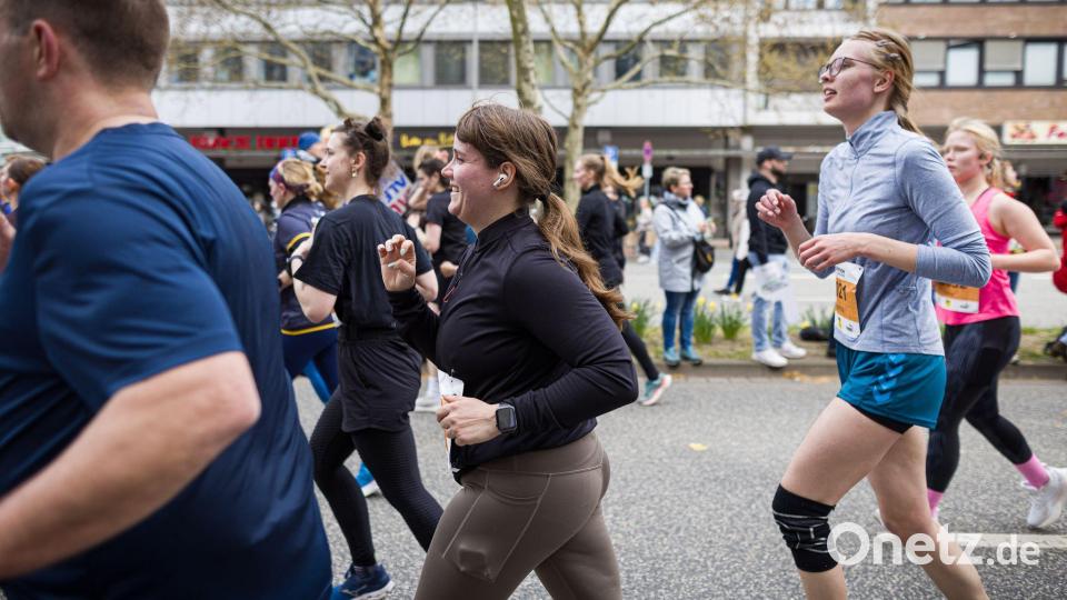 Sportlich unterwegs: Die  ehemalige Grünen-Bundesvorsitzende Ricarda Lang läuft beim Hannover Marathon 2026. Bild: Moritz Frankenberg/dpa