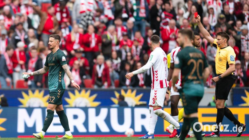 Für Werder-Kapitän Marco Friedl war das Spiel früh zu Ende. Bild: Marius Becker/dpa