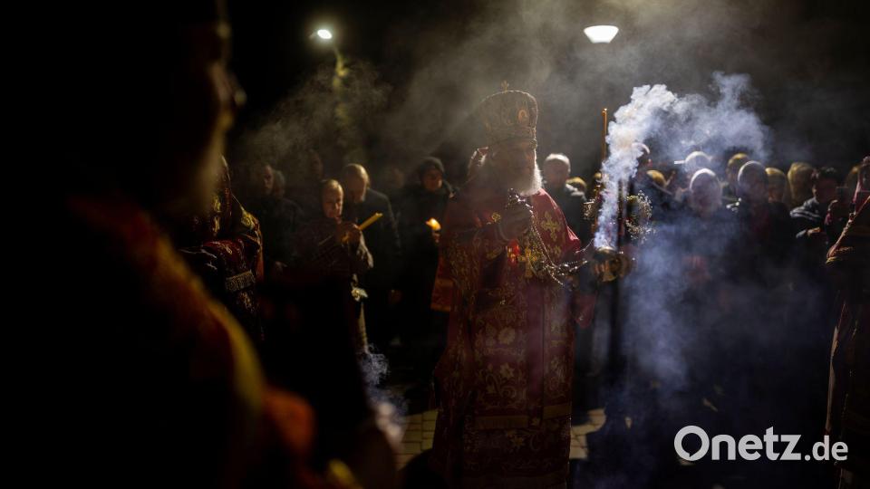 Metropolit Innokentiy, das Oberhaupt der orthodoxen Kirche in Litauen, leitet den orthodoxen Ostergottesdienst in der Heilig-Geist-Kirche kurz nach Mitternacht in Vilnius. Bild: Mindaugas Kulbis/AP/dpa