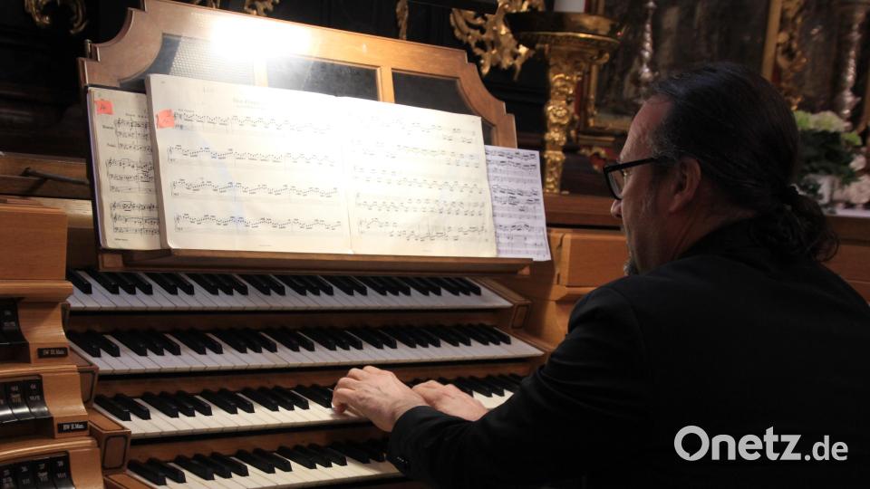 Matthias Grünert erwies sich auch an der Basilika-Orgel als ein Meister seines Fachs. Bild: Konrad Rosner