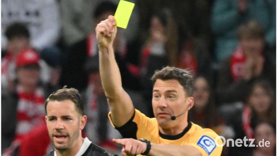 Gelb für Günter: Freiburg debattiert mit Schiedsrichter Felix Zwayer. Bild: Torsten Silz/dpa