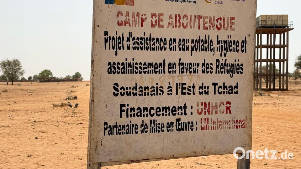 Ein Schild steht am Eingang des Flüchtlingslagers Aboutengé. Bild: Eva Krafczyk/dpa