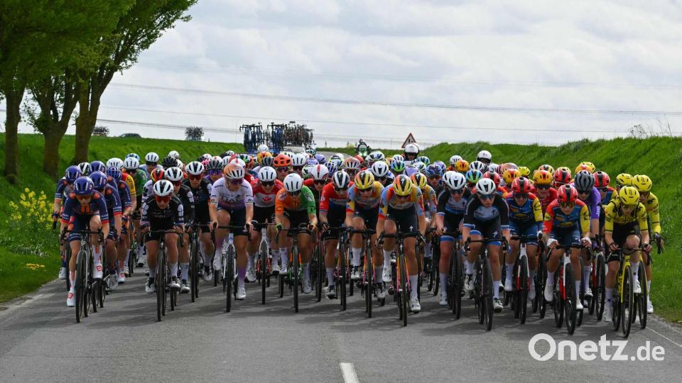 Die Radsportlerinnen bei Paris-Roubaix. Bild: Nicolas Tucat/AFP/dpa