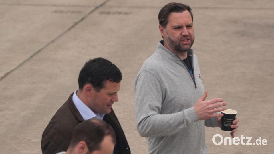 US-Vizepräsident J.D. Vance auf dem Rollfeld während eines Tankstopps auf der Air Base Ramstein Bild: Jacquelyn Martin/AP POOL/AP/dpa