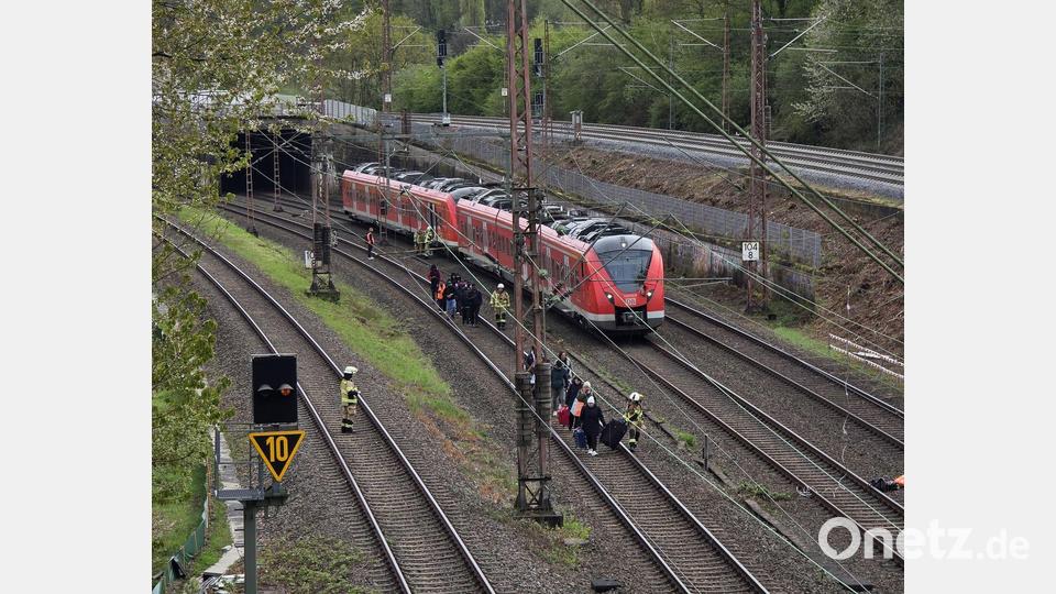 65 Fahrgäste mussten evakuiert werden. Bild: -/Feuerwehr Haan/dpa
