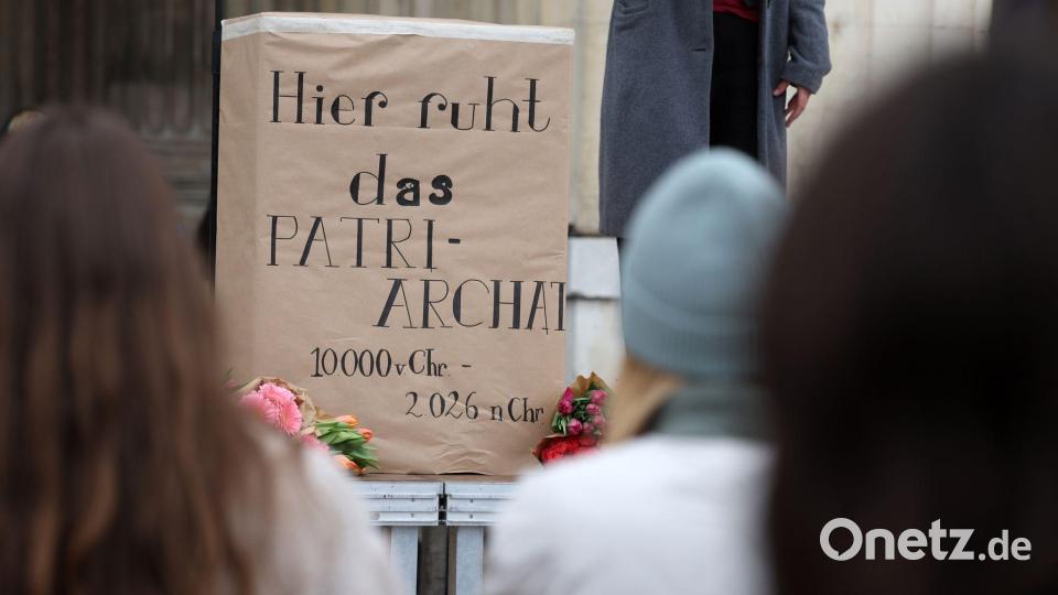 Symbolisch beerdigen die Aktivistinnen das Jahrtausende alte Patriarchat. Bild: Karl-Josef Hildenbrand/dpa