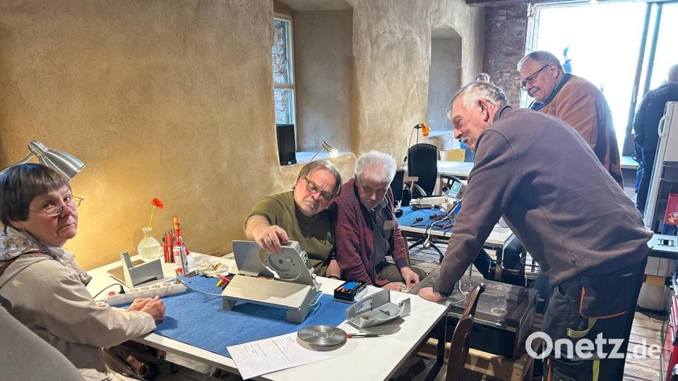 Wo liegt der Fehler bei dieser Brotschneidemaschine? Das Gute am Reparaturcafé ist, dass die Helfer und Tüftler gemeinsam schnell eine Lösung finden. Bild: Peter Gmeiner