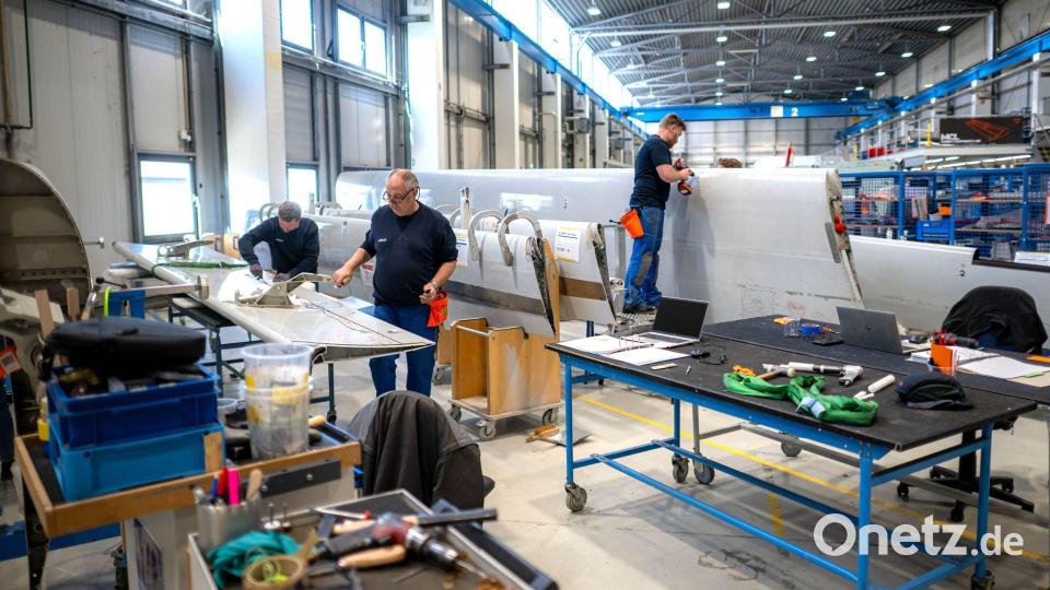 In einer Werkstatt nahe Bremen werden Flugzeugteile aus ganz Europa repariert. Bild: Sina Schuldt/dpa