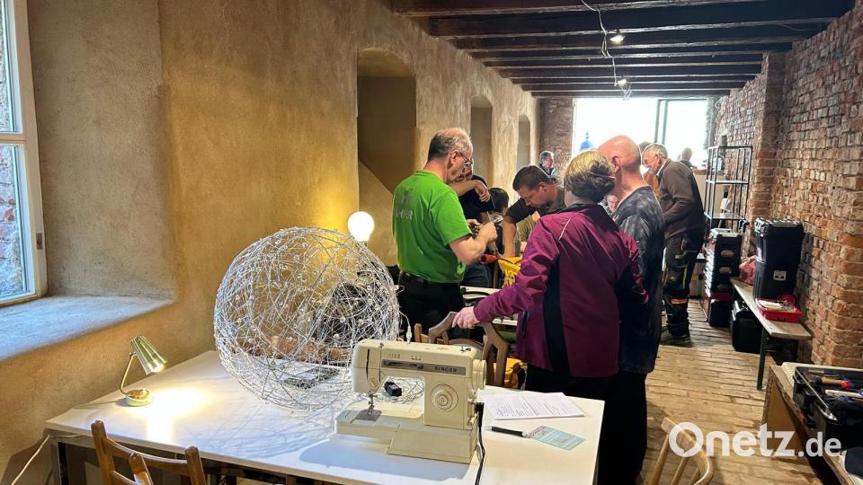 Das Reparaturcafé „Alte Glasschleif“ in Reiserdorf war gut besucht. Bild: Peter Gmeiner