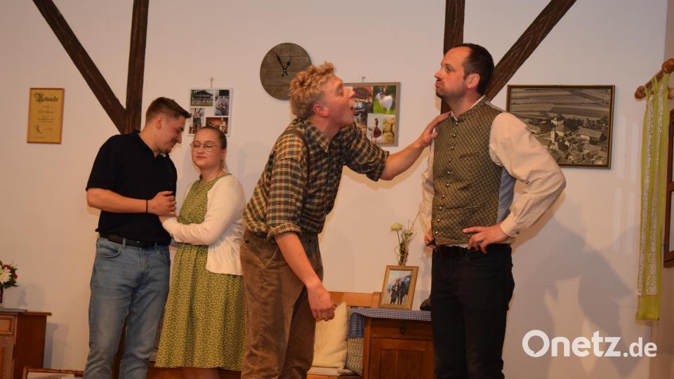 Der Bauer Rudi (Johannes Herrmann) und der Bürgermeister (Andreas Lippert) sind sich nicht ganz grün. Besser verstehen sich dagegen sein Sohn Michael (Niklas Baumer) und seine Maria (Lena Lippert). Bild: bnr