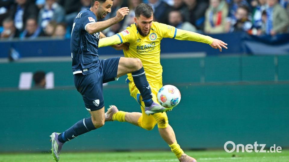 Bochums Gerrit Holtmann (l) ist vom Braunschweiger Mehmet Aydin nicht zu stoppen. Bild: Ulrich Hufnagel/dpa