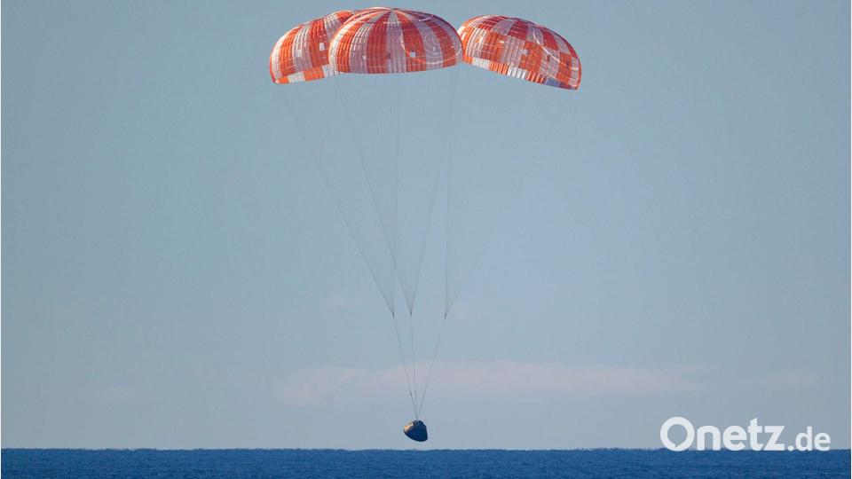Abgebremst von Fallschirmen kam die „Orion“-Kapsel im Pazifik auf. Bild: Bill Ingalls/NASA/AP/dpa