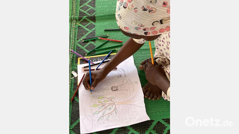 Am Anfang haben die Flüchtlingskinder Waffen und Flammen gemalt - nach Monaten malen sie wieder Blumen. Bild: Eva Krafczyk/dpa