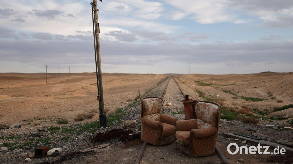 Zwei Sessel stehen an einem verlassenen Bahnübergang östlich von Homs, der von der syrischen Armee des Assad-Regimes als Kontrollpunkt genutzt wird. Bild: Ghaith Alsayed/AP/dpa