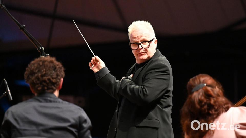 Zuletzt hat er auch zum Taktstock gegriffen, wie hier in Neumünster: Grönemeyer will Stillstand vermeiden. Bild: David Hammersen/dpa