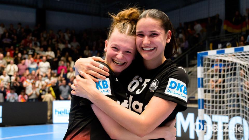 Überzeugten auf Anhieb: Die Youngster Jana Walther (l) und Chiara Rohr spielten erstmals im DHB-Trikot. Bild: Marco Wolf/dpa