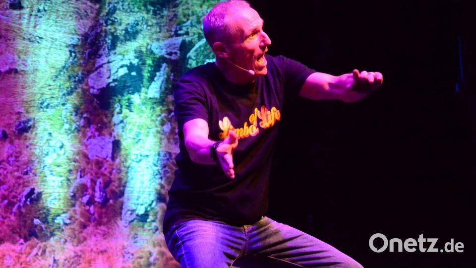 Ja da setzt di nieder. "Fastnacht aus Franken"-Star Michl Müller gibt in der Max-Reger-Halle Vollgas. Bild: Kunz