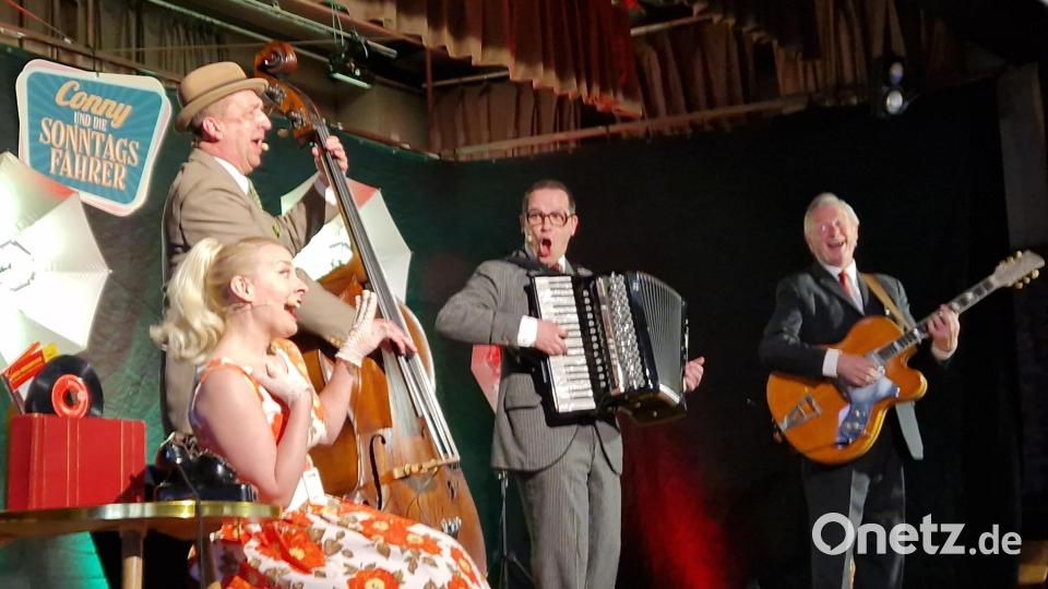 Wie ein Funke sprangen Spaß und Unterhaltung bei Evergreens von "Conny und die Sonntagsfahrer" von den Vollblutmusikern auf das Publikum über. Bild: mab