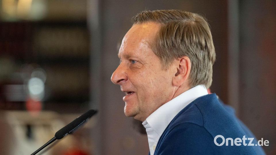 Horst Heldt spricht zur Lage bei Union Berlin. Bild: Matthias Koch/dpa