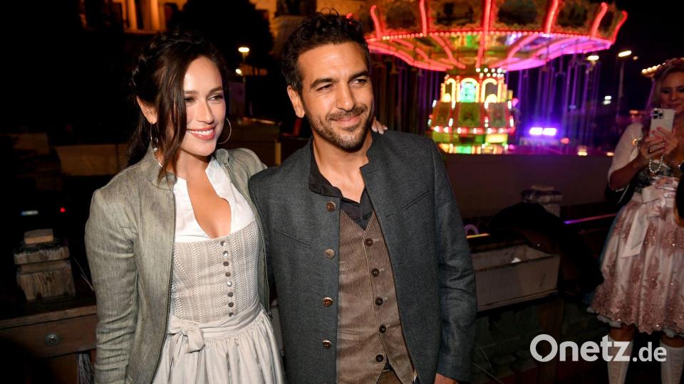 Auf dem Oktoberfest zeigen sich Elyas M'Barek und Ehefrau Jessica gerne in Tracht. (Archivbild) Bild: Felix Hörhager/dpa
