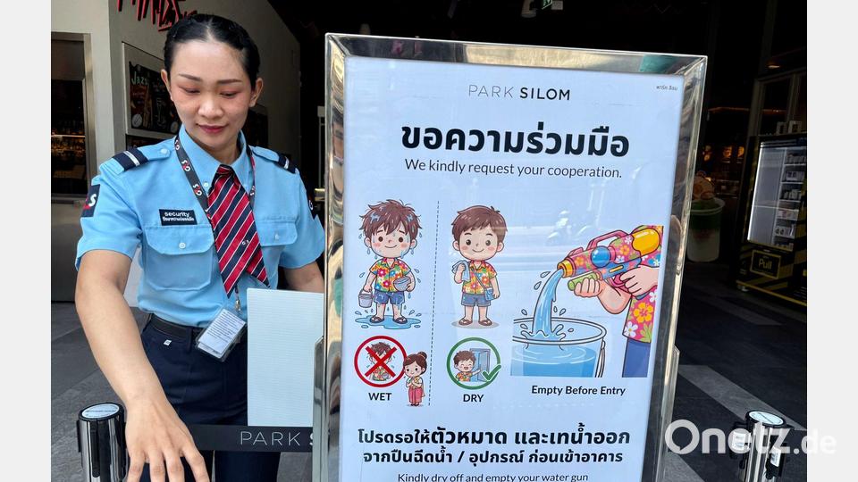 Spaß ja - aber mit Regeln: Vor dem Betreten einiger Gebäude müssen die Wasserpistolen ausgeleert werden. Bild: Carola Frentzen/dpa