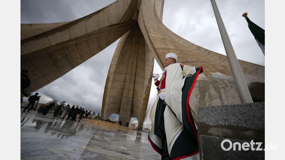 Der erste Weg führte den Papst in Algier zu einem Denkmal. Bild: Andrew Medichini/AP/dpa