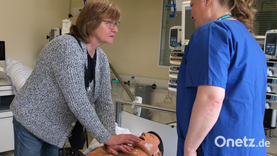Beim interaktiven Reanimationstraining gaben die Mitarbeiter Anleitung zur Herzdruckmassage bei Atem- und Kreislaufstillstand, für die eine Schulungspuppe zur Verfügung stand. Bild: Hirsch