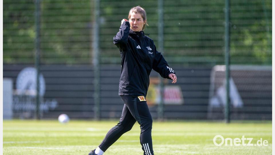 Marie-Louise Eta wird bei Union diese Woche das erste Training als Cheftrainerin leiten. Archivbild: Matthias Koch/dpa