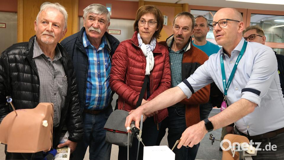 Dr. Boris Herbst (rechts) zeigte den Besuchern den Einsatz eines Arthroskops bei einer Menikusbehandlung. Bild: Hirsch
