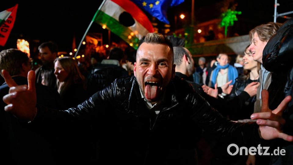 In Budapest und vielen anderen Städten des Landes feierten die Menschen ausgelassen den Wahlsieg der Tisza-Partei. Bild: Denes Erdos/AP/dpa