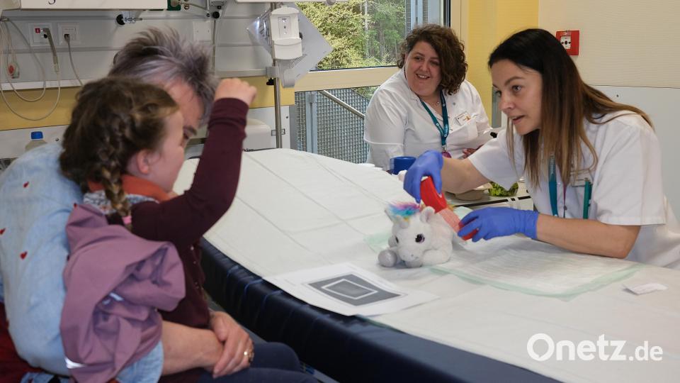 In der "Teddy-Klinik" durften die Kinder ihre mitgebrachten Stofftiere „untersuchen“ und sich die Berührungsängste nehmen lassen. Bild: Hirsch