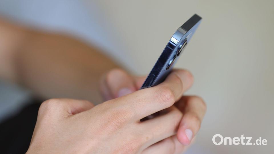 Der Missbrauch soll mit Hilfe eines Messenger-Dienstes geschehen sein. (Symbolbild) Bild: Karl-Josef Hildenbrand/dpa