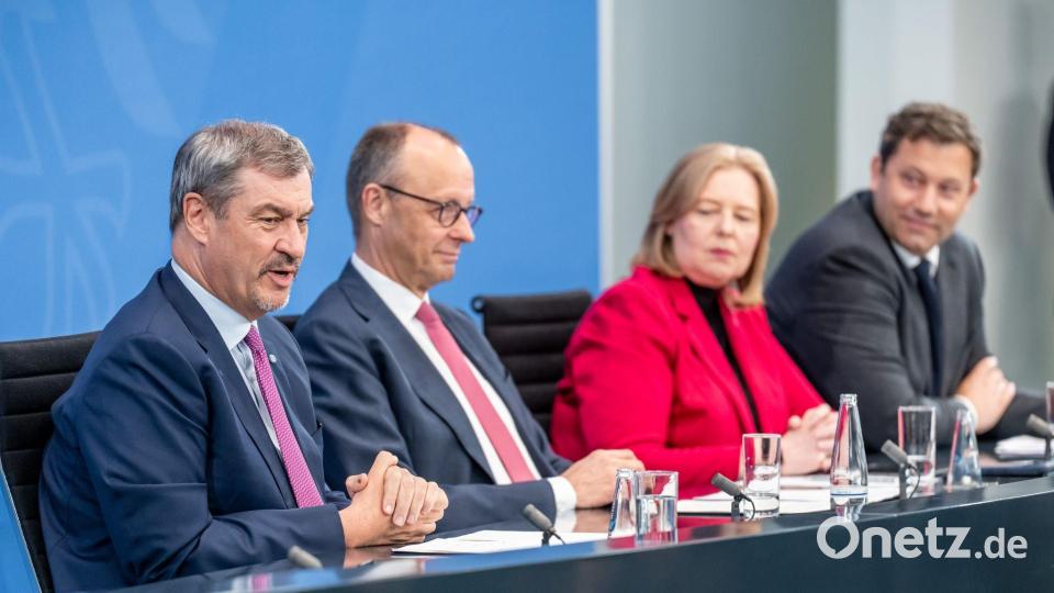 CSU-Chef Markus Söder und die anderen Koalitionsspitzen stimmen die Bürger auf weitere Schritte ein. Bild: Michael Kappeler/dpa